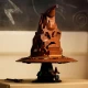 "LEGO Harry Potter beszélő válogatósapka – Harry Potter minifigura és kalap az állványon