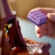 "LEGO Harry Potter beszélő válogatósapka – Harry Potter minifigura és kalap az állványon
