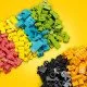 A LEGO Classic Neon Creative Fun kreatív játékokat mutat be neon színekkel.