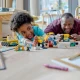 A gyerekek mindennapi építőkké válhatnak ezzel a LEGO City Építőteherautóval és Bontódaruval.