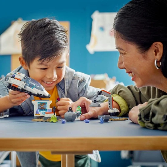 A gyerekek mindennapi űrhajósokká válhatnak ezzel a LEGO City Űrhajóval és Aszteroida Discovery játékkészlettel.