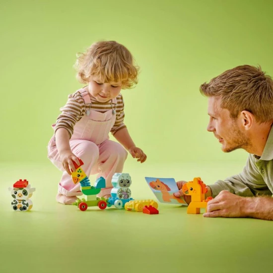 Állítsd össze az állatokat, tedd fel őket a vonatra, és indulj el velük egy utazásra a Lego Duplo Állatvonattal.