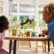 Gyere és mentsd meg a baba dinoszauruszokat a LEGO Jurassic World Baby Dinosaur Rescue Center segítségével.