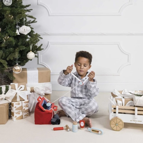 Egy orvosi készlet felszereléssel támogatja a gyermekek fejlődését