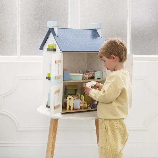 Le Toy Van Sky babaház A Sky babaház ötvözi a hagyományos és a modern stílusokat.
