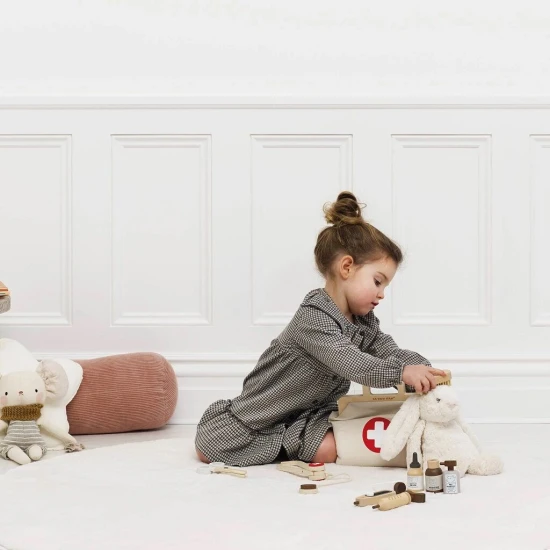 Egy készlet gyerekeknek, akik szeretnek orvosokat játszani.