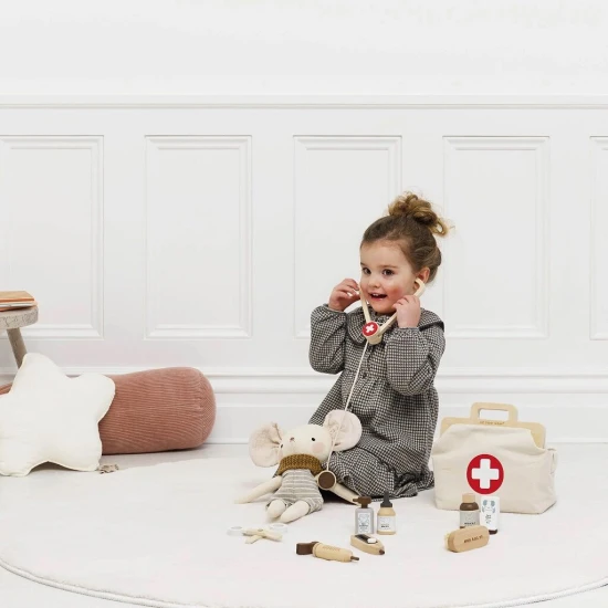 Egy készlet gyerekeknek, akik szeretnek orvosokat játszani.