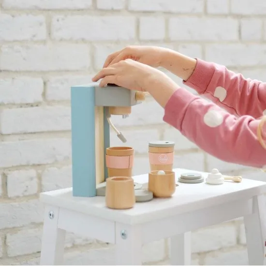 Ízletes fa kávéfőző kiegészítőkkel kis baristáknak.