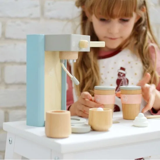 Ízletes fa kávéfőző kiegészítőkkel kis baristáknak.