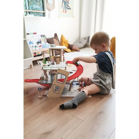 Háromszintes garázs mágneses elemekkel kis versenyzőknek.