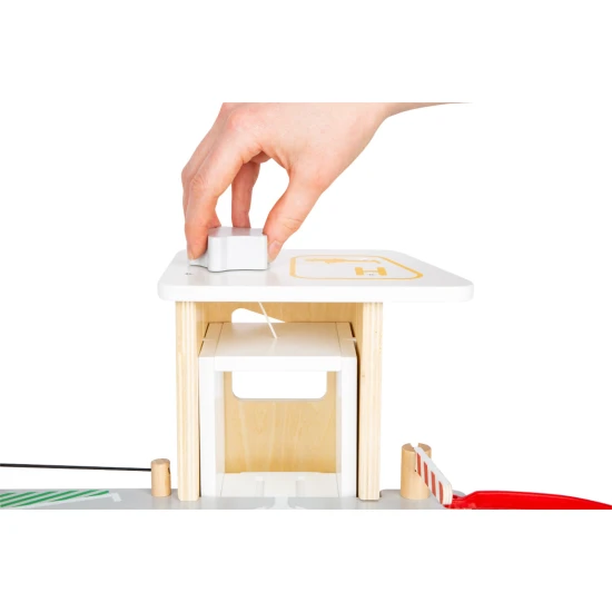 Háromszintes garázs mágneses elemekkel kis versenyzőknek.