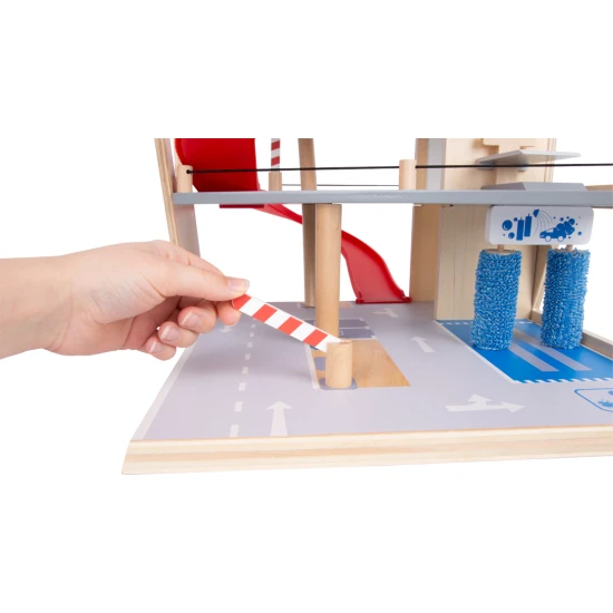 Háromszintes garázs mágneses elemekkel kis versenyzőknek.