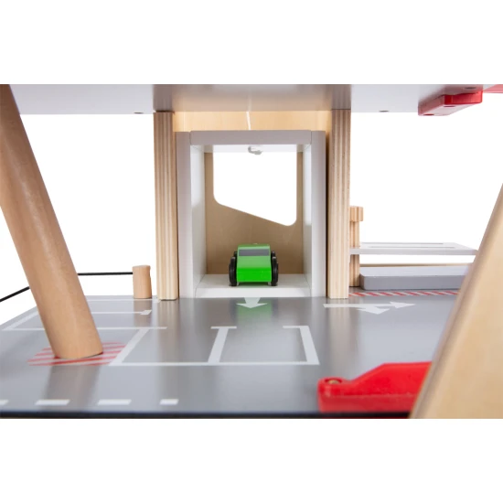 Háromszintes garázs mágneses elemekkel kis versenyzőknek.