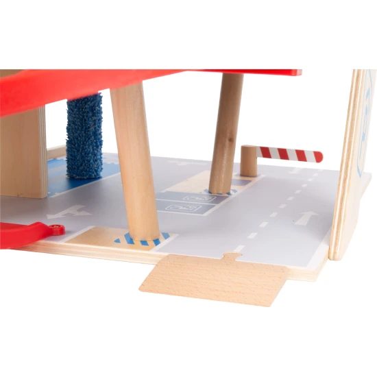 Háromszintes garázs mágneses elemekkel kis versenyzőknek.