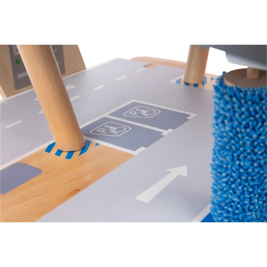 Háromszintes garázs mágneses elemekkel kis versenyzőknek.