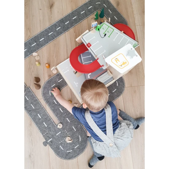 Háromszintes garázs mágneses elemekkel kis versenyzőknek.