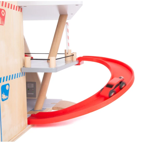 Háromszintes garázs mágneses elemekkel kis versenyzőknek.