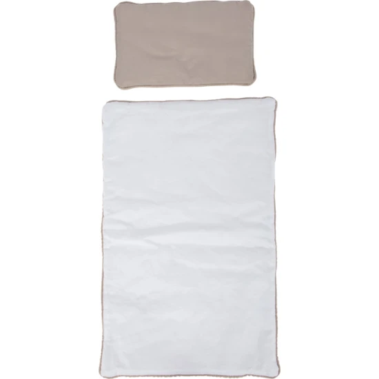 Fa fehér ágy lepedős babák számára.