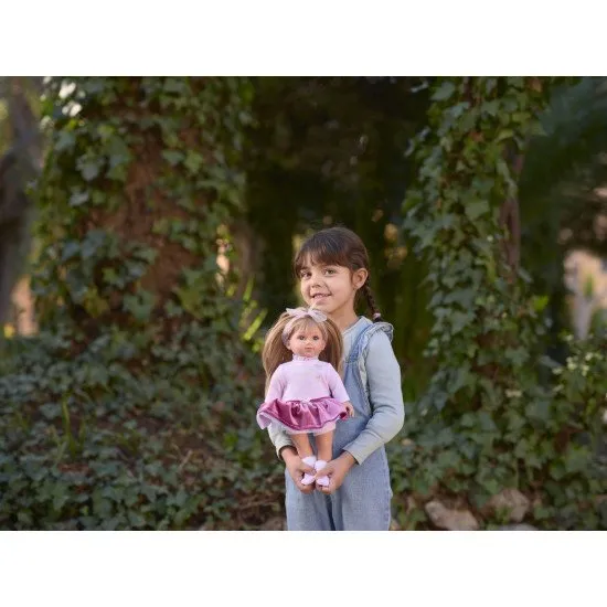 Baba hang nélkül, 35 cm, puha szövet testtel, hosszú hajjal az egész fején, Spanyolországban kézzel készített, díszdobozban, gyerekeknek 3 éves kortól.