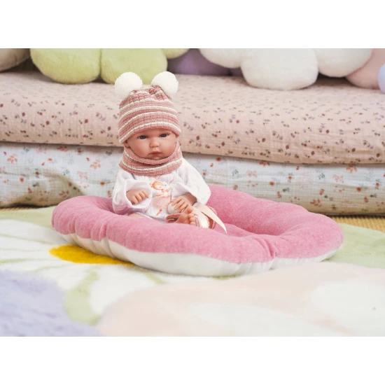 Llorens Baba Teljesen Vinilből kislány csíkos bojtos sapkával 35 cm