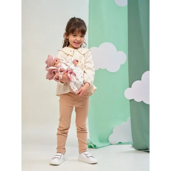 Llorens Llorens Baby puha testtel és hangokkal pólyában 36 cm Llorens beszélő baba puha anyagból készült testtel, 36 cm, aminek köszönhetően a