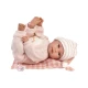 Llorens Baba Hangokkal és Puha Testtel rózsaszín ruhában kockás takaróval 38 cm Llorens Baba Hangokkal és Puha Testtel rózsaszín ruhában kockás takaróval 38 cm