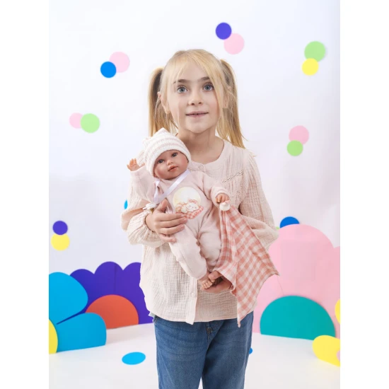 Llorens Baba Hangokkal és Puha Testtel rózsaszín ruhában kockás takaróval 38 cm Llorens Baba Hangokkal és Puha Testtel rózsaszín ruhában kockás takaróval 38 cm