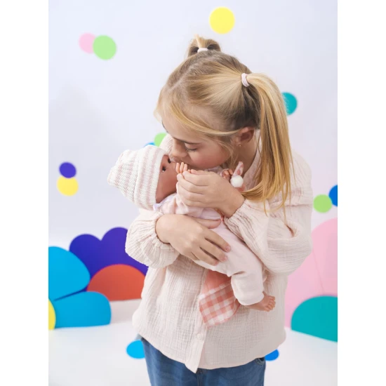 Llorens Baba Hangokkal és Puha Testtel rózsaszín ruhában kockás takaróval 38 cm Llorens Baba Hangokkal és Puha Testtel rózsaszín ruhában kockás takaróval 38 cm