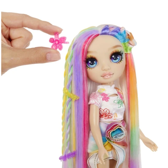 Rainbow High Amaya baba színes hajkrétákkal Rainbow High Amaya baba hosszú, színes hajjal és hajkrétás fésűkkel