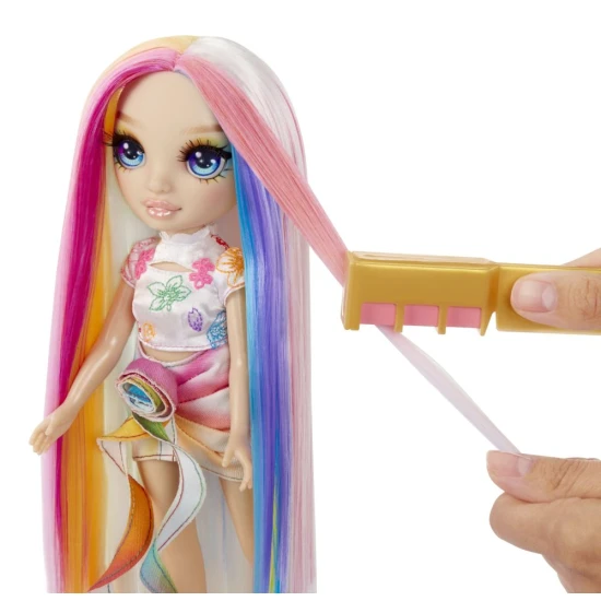 Rainbow High Amaya baba színes hajkrétákkal Rainbow High Amaya baba hosszú, színes hajjal és hajkrétás fésűkkel