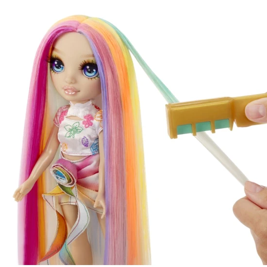 Rainbow High Amaya baba színes hajkrétákkal Rainbow High Amaya baba hosszú, színes hajjal és hajkrétás fésűkkel
