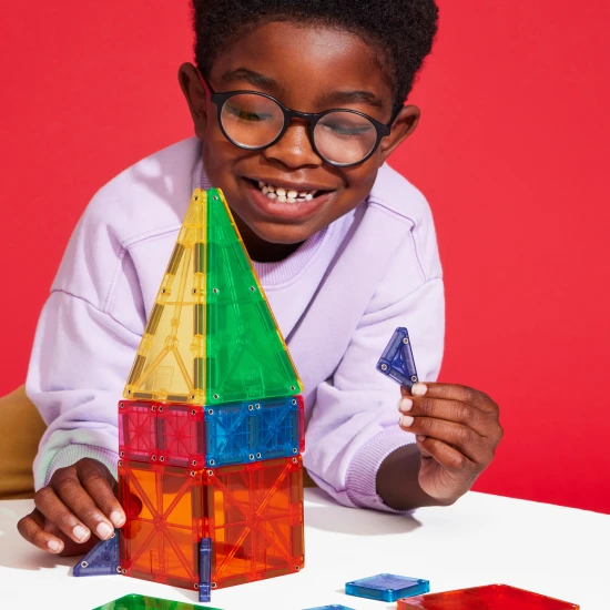 A MAGNA-TILES készlet nagy és kis darabokat kombinál.