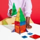 A MAGNA-TILES készlet nagy és kis darabokat kombinál.