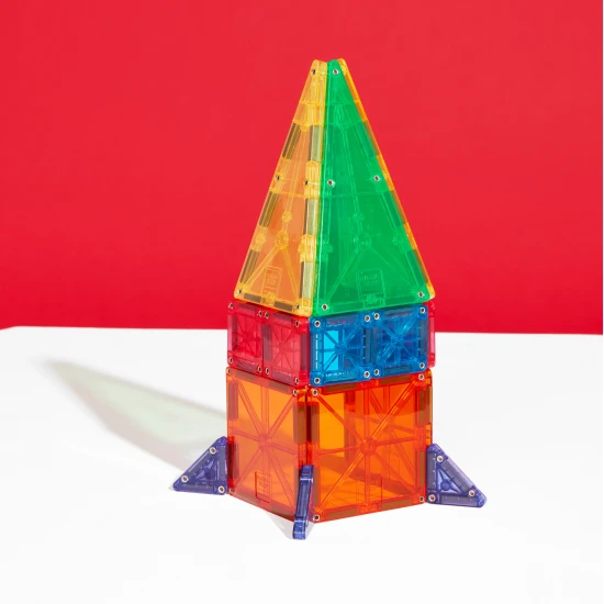 A MAGNA-TILES készlet nagy és kis darabokat kombinál.