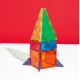 A MAGNA-TILES készlet nagy és kis darabokat kombinál.