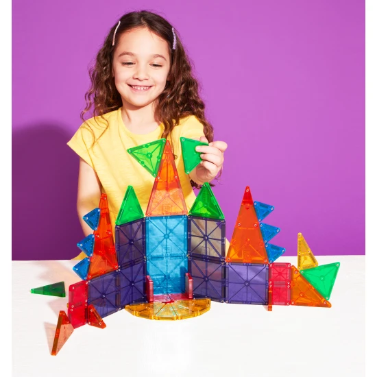 A MAGNA-TILES készlet nagy és kis darabokat kombinál.