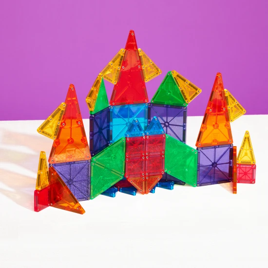 A MAGNA-TILES készlet nagy és kis darabokat kombinál.