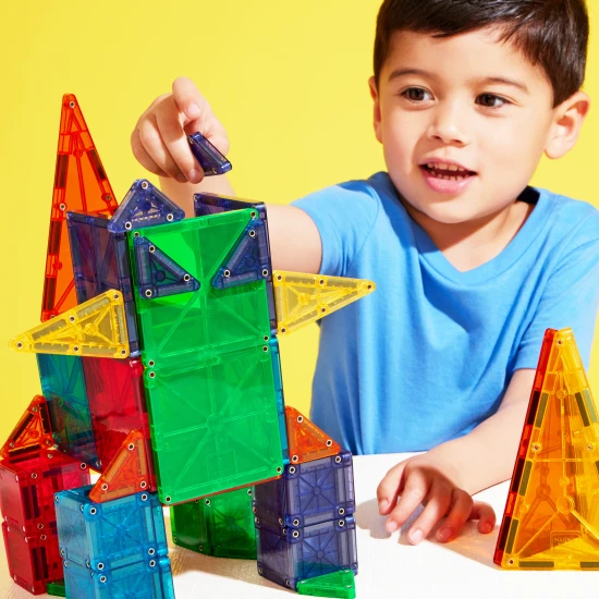 A MAGNA-TILES készlet nagy és kis darabokat kombinál.
