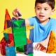 A MAGNA-TILES készlet nagy és kis darabokat kombinál.