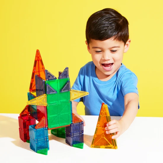 A MAGNA-TILES készlet nagy és kis darabokat kombinál.