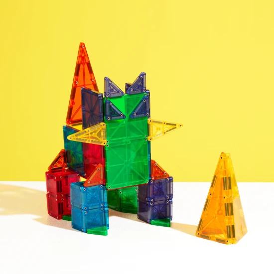 A MAGNA-TILES készlet nagy és kis darabokat kombinál.