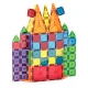 A MAGNA-TILES készlet nagy és kis darabokat kombinál.
