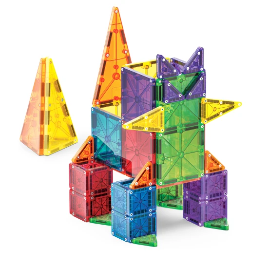 A MAGNA-TILES készlet nagy és kis darabokat kombinál.