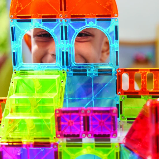 Mágneses építőkészlet MAGNA-TILES City Center - 110 rész utakkal, lépcsőkkel, autókkal és városi elemekkel