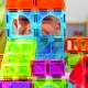 Mágneses építőkészlet MAGNA-TILES City Center - 110 rész utakkal, lépcsőkkel, autókkal és városi elemekkel