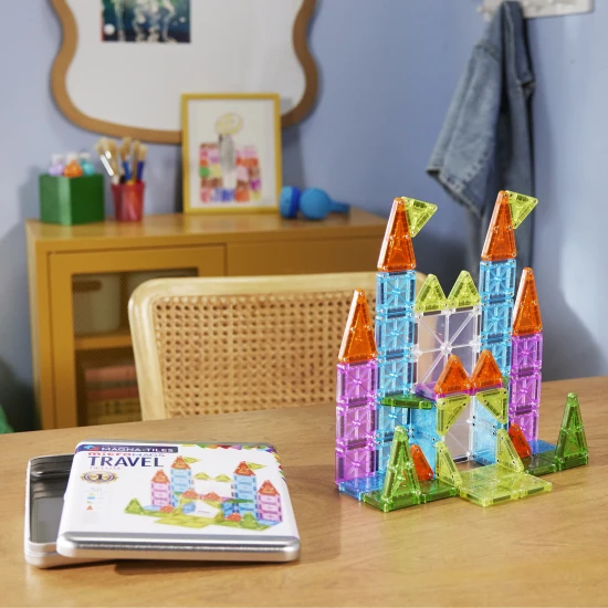Mágneses építőkészlet MAGNA-TILES Travel Set Deluxe - 55 mini darab bádogtokban, útközbeni játékhoz