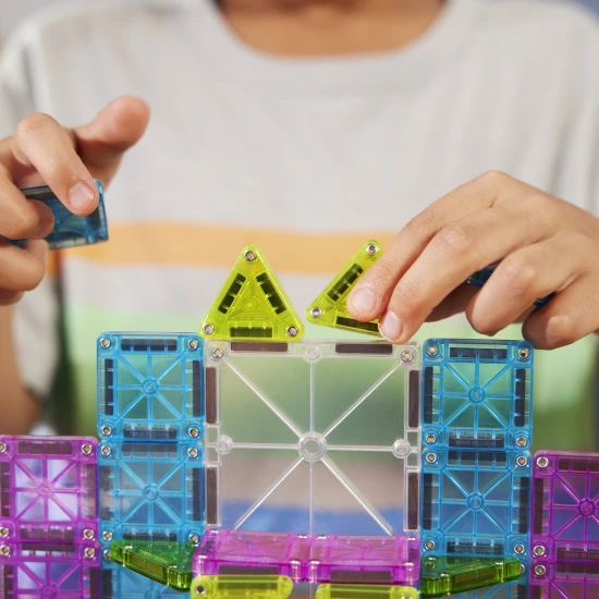 Mágneses építőkészlet MAGNA-TILES Travel Set Deluxe - 55 mini darab bádogtokban, útközbeni játékhoz