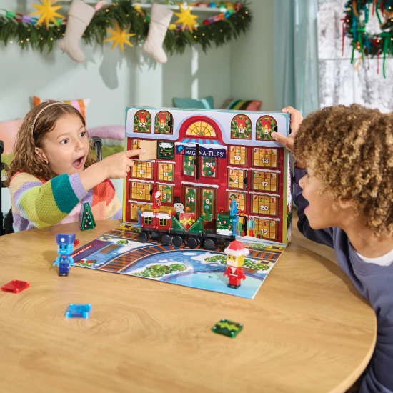 Mágneses építőkészlet MAGNA-TILES microMAGS Adventi naptár - 34 darab karácsonyi motívumokkal, figurákkal és mikro házzal