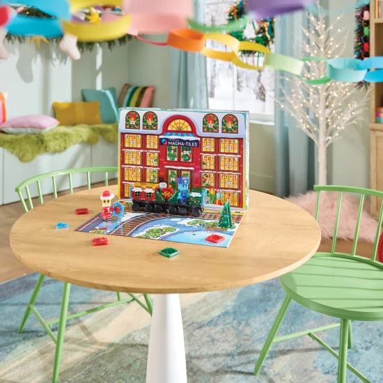Mágneses építőkészlet MAGNA-TILES microMAGS Adventi naptár - 34 darab karácsonyi motívumokkal, figurákkal és mikro házzal