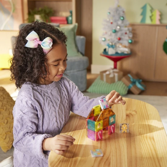 MAGNA-TILES microMAGS Gingerbread House Travel Set mágneses építőkészlet 24 db MAGNA-TILES microMAGS Gingerbread House Travel Set – 24 darabos mágneses építőkészlet 3 éves kortól